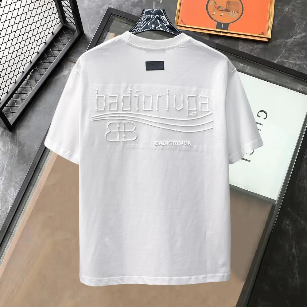 Balenciaga's high-end top-quality products 🐮2026 Spring and Summer New Arrival first counter, the latest New Arrival short-sleeved round neck T-shirt, Premium customized design, avant-garde and fashionable! Brand logo heavy craftsmanship design Premium customized 260g fabric. Soft to the touch. Comfortable to wear. Counter-level exquisite stitching. Fine workmanship. The upper body effect is incomparably handsome! A must-have item for men and women with the same style! Sizes: S~XXL When placing an order, please state your height and weight. The maximum wearing size is 210 pounds (one size larger)